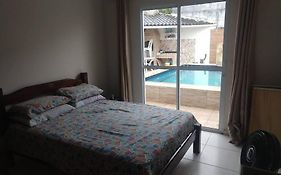 Casa em Itanhaém com 2 quartos garagem p 2 carros, churrasqueira, piscina 200 m da praia